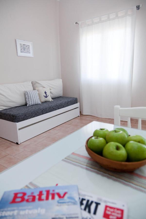 Raisakis Apartments Agia Marina  Exterior photo